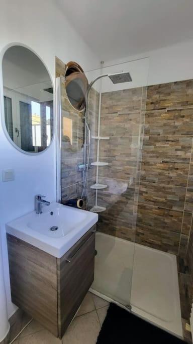 Apartment Romantic 1br Escape With Sun-rooftop Terrace Nizza